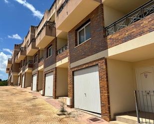 Vista exterior de Casa adosada en venda en Viver amb Terrassa i Balcó