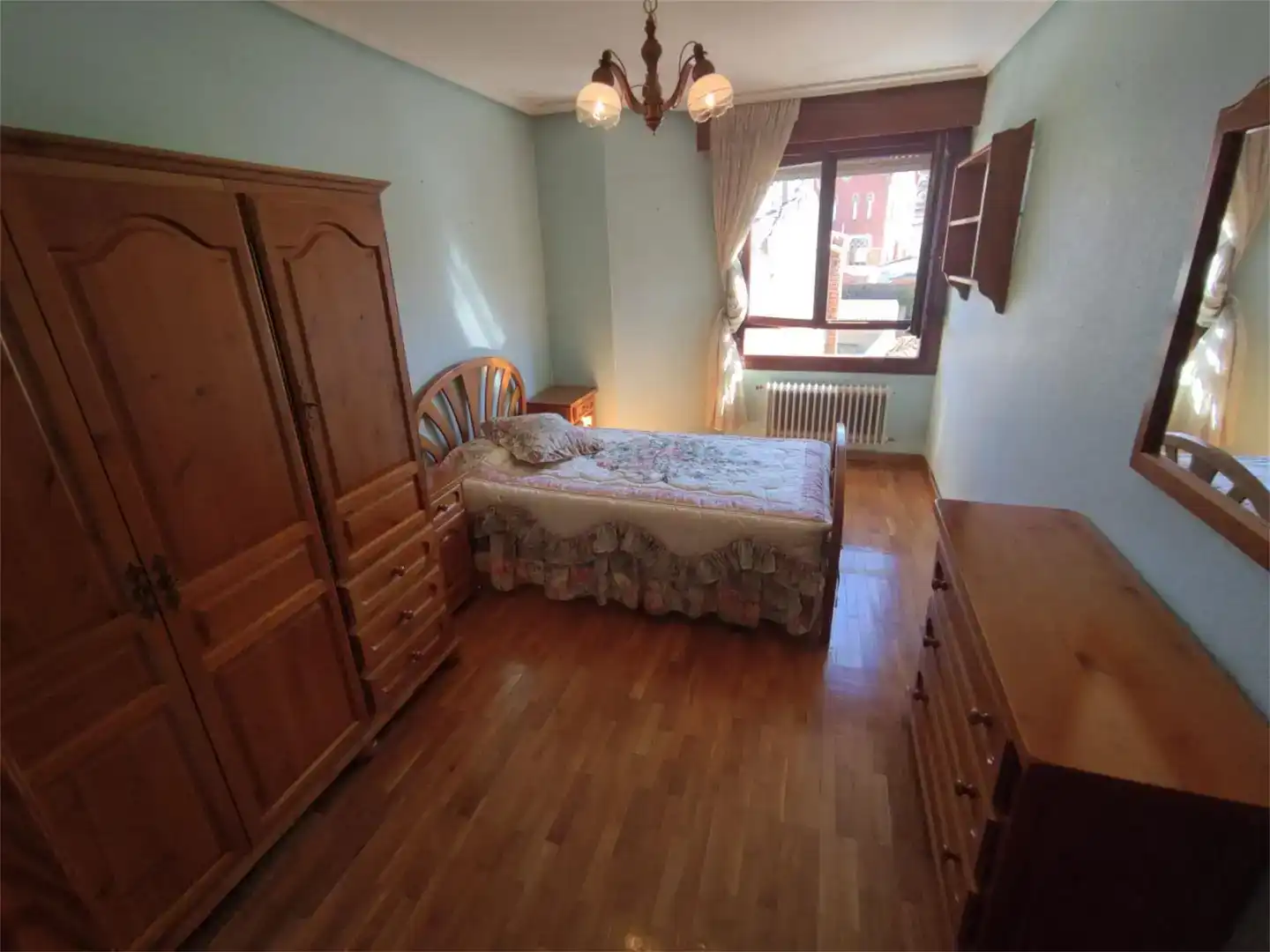 Dormitori de Casa adosada en venda en Saldaña amb Parquet, Moblat i Balcó