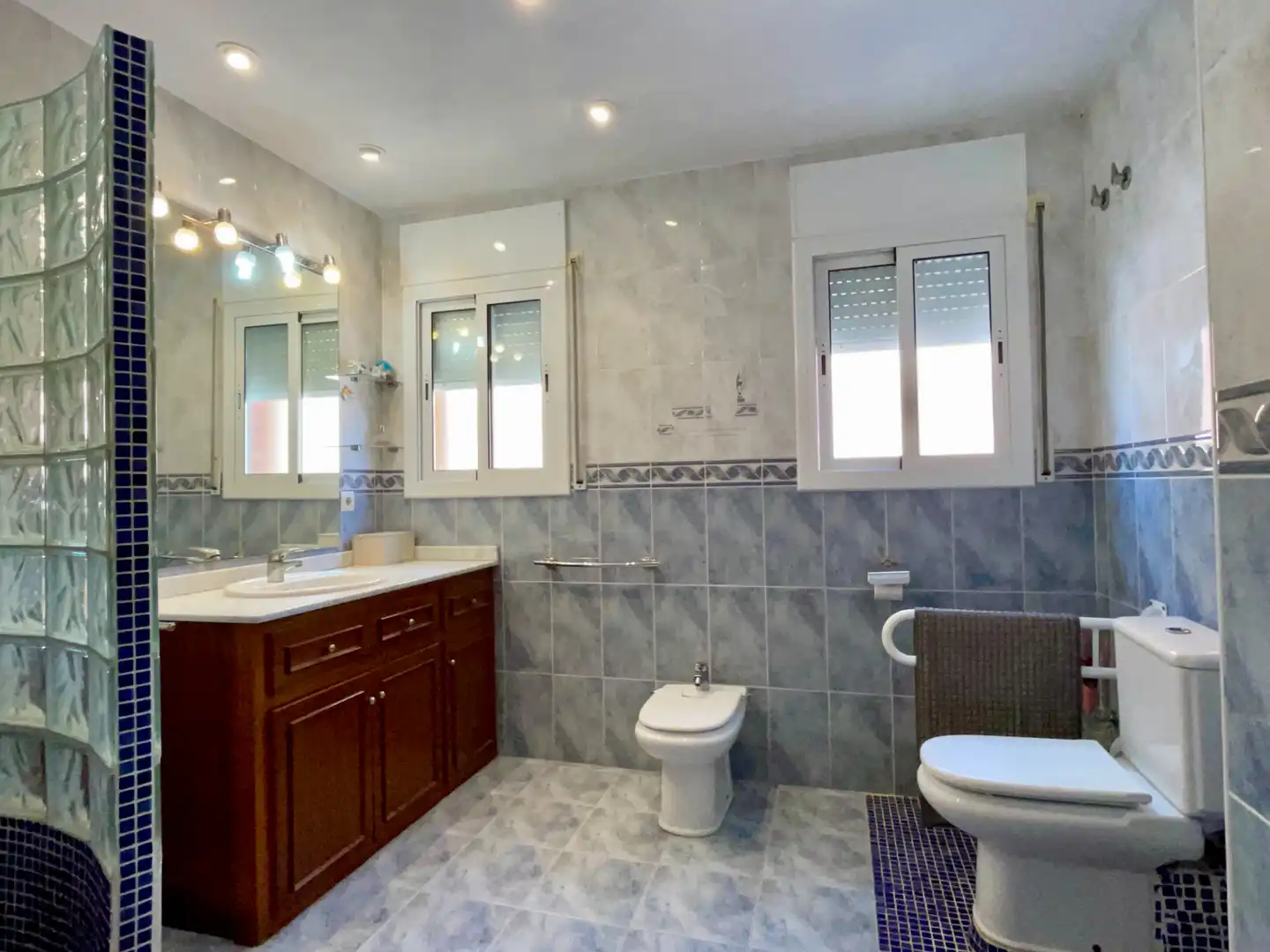 Badezimmer von Einfamilien-Reihenhaus zum Verkauf in Sant Vicenç de Montalt mit Klimaanlage, Heizung und Privatgarten