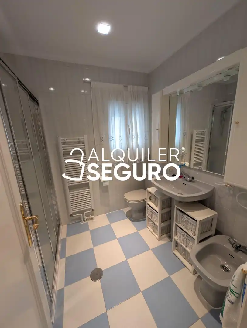 Bany de Pis de lloguer en Cuenca amb Calefacció, Terrassa i Traster