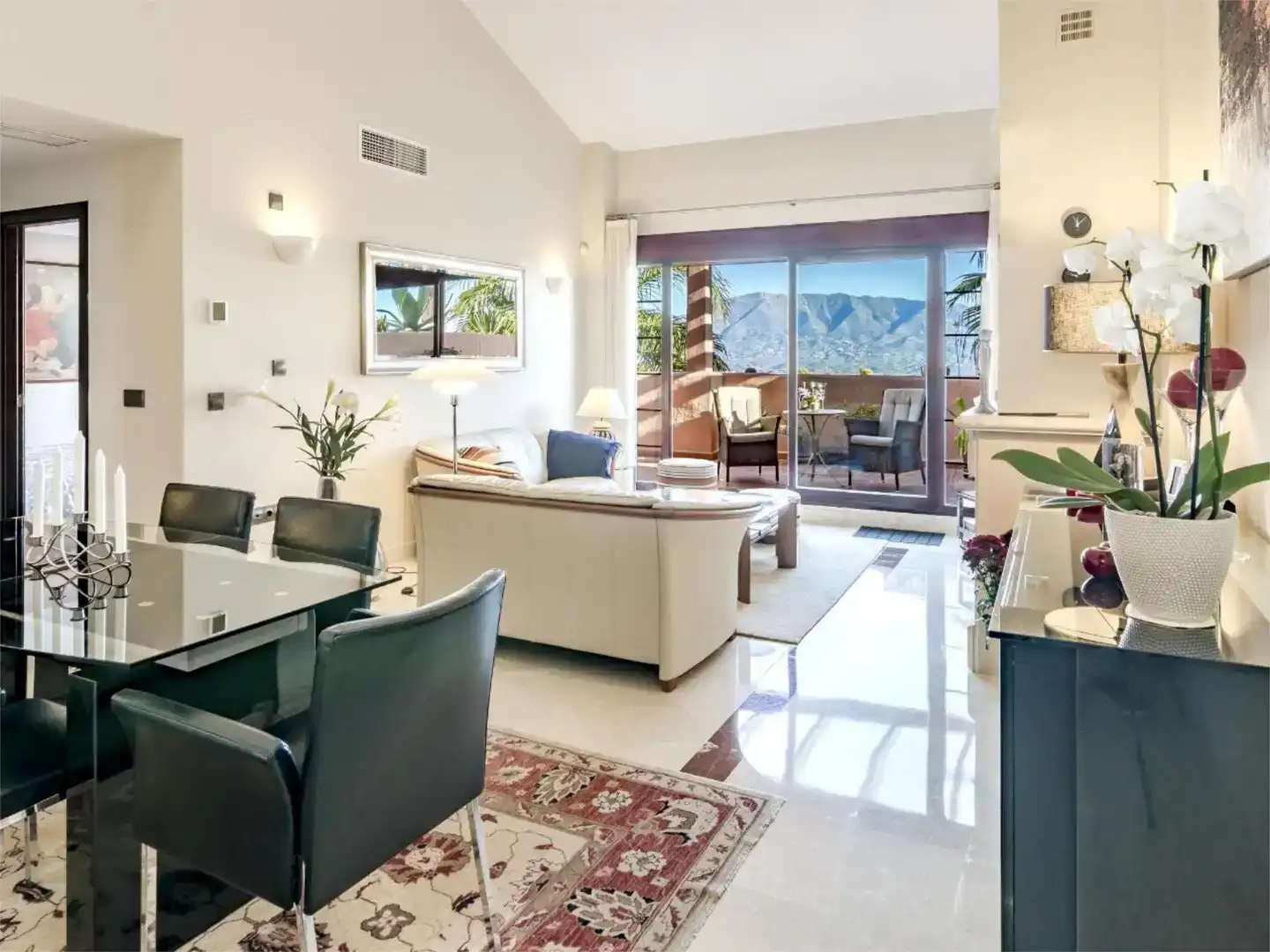 Wohnzimmer von Wohnung zur Miete in Ojén mit Klimaanlage, Schwimmbad und Balkon