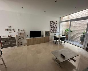 Sala d'estar de Casa adosada en venda en Badalona amb Jardí privat, Terrassa i Balcó