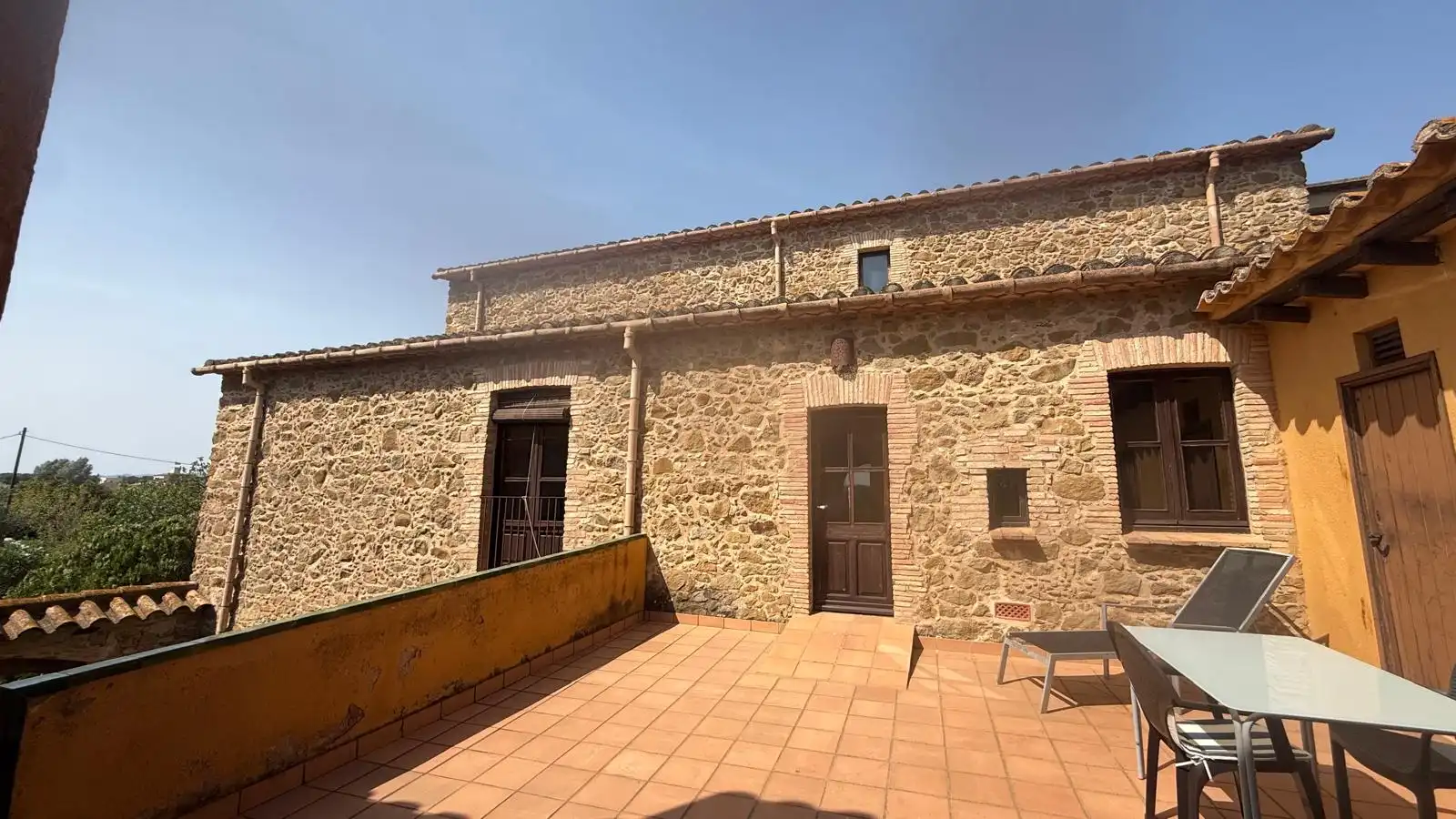 Vista exterior de Finca rústica en venda en Verges amb Calefacció, Jardí privat i Terrassa
