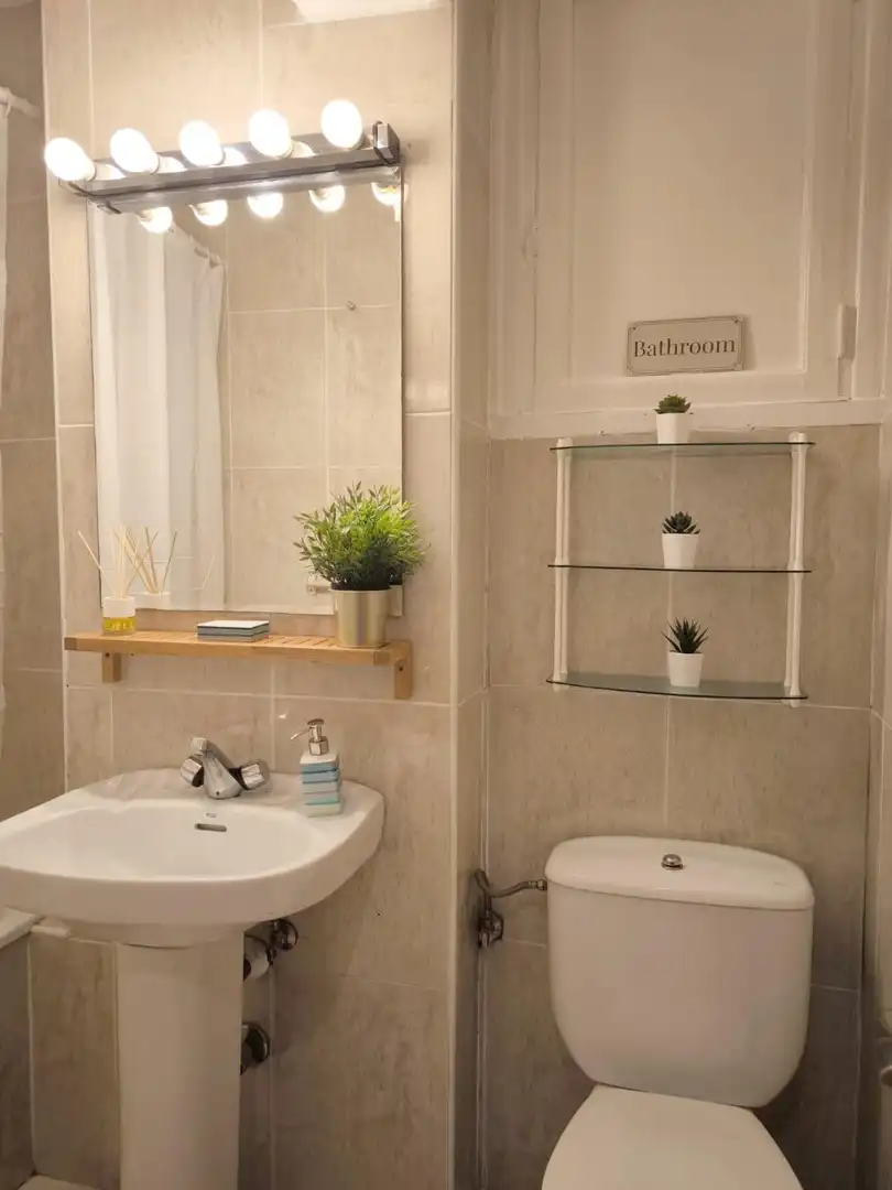 Bathroom of Flat for rent in Oviedo   with Heating and Furnished