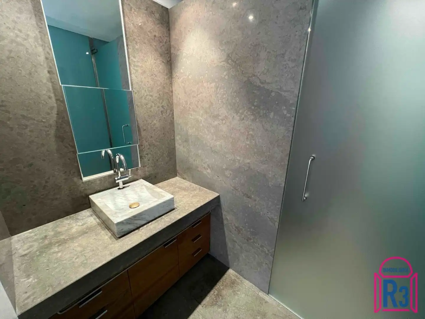 Badezimmer von Wohnung zum Verkauf in León Capital  mit Heizung, Terrasse und Abstellraum