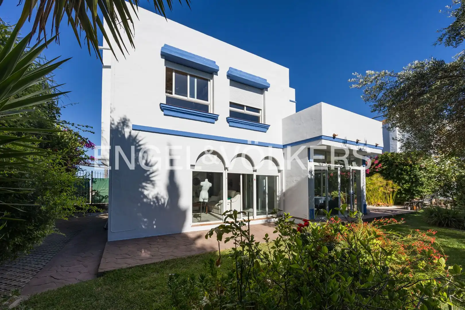 Vista exterior de Casa o xalet en venda en Sanlúcar de Barrameda amb Aire condicionat, Calefacció i Jardí privat