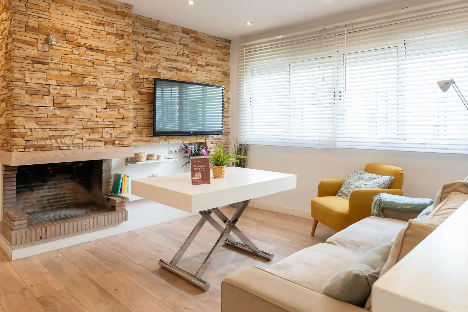 Living room of Flat for sale in Sevilla  with Air Conditioner, Heating and Parquet flooring
