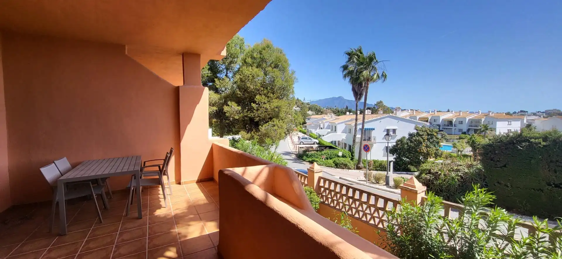 Vista exterior de Apartament en venda en Benahavís amb Aire condicionat, Calefacció i Jardí privat