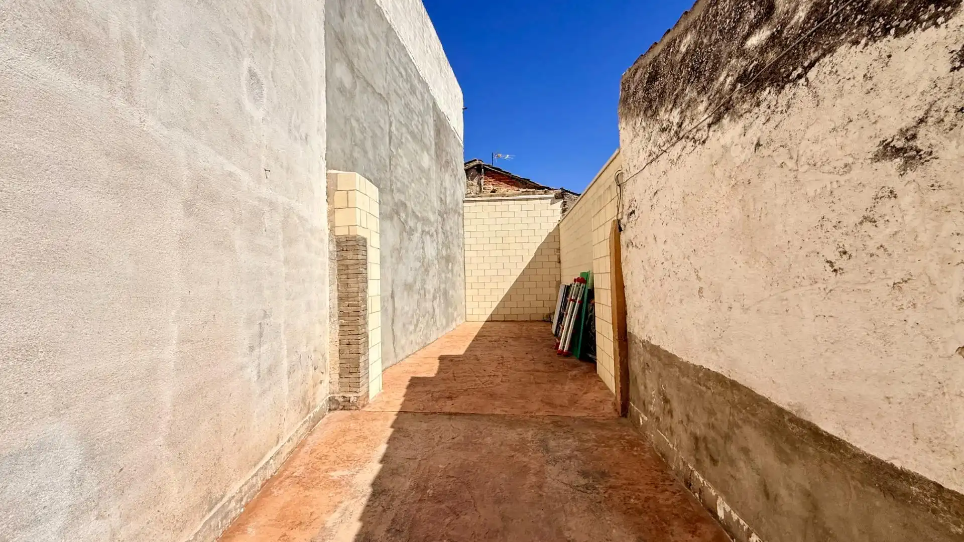 Vista exterior de Casa o xalet en venda en Torrecilla del Pinar amb Jardí privat, Traster i Moblat