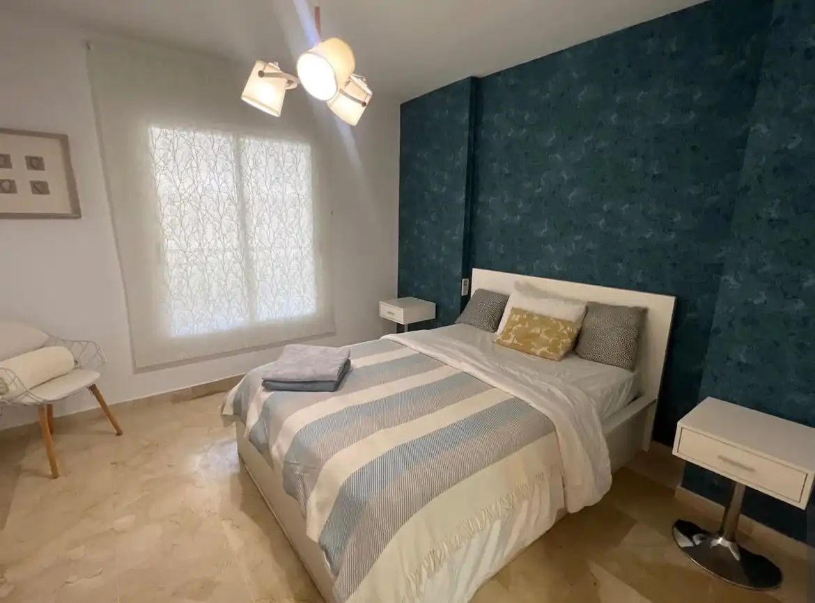 Dormitori de Pis en venda en Marbella amb Aire condicionat, Terrassa i Moblat