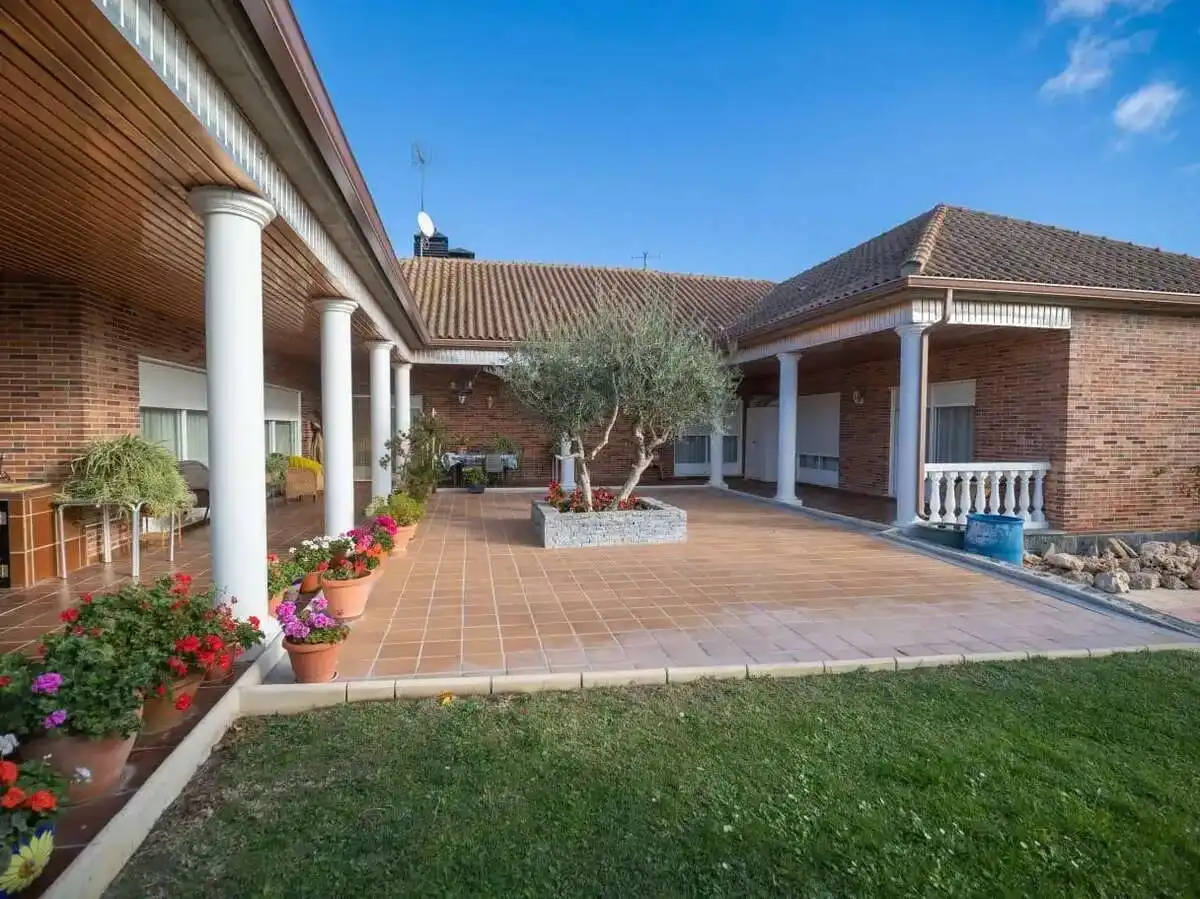 Jardí de Casa o xalet en venda en Zaragoza amb Aire condicionat, Calefacció i Jardí privat