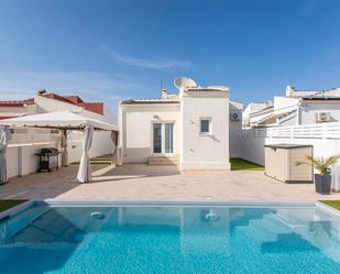 Piscina de Casa o xalet en venda en Torrevieja amb Aire condicionat, Jardí privat i Parquet