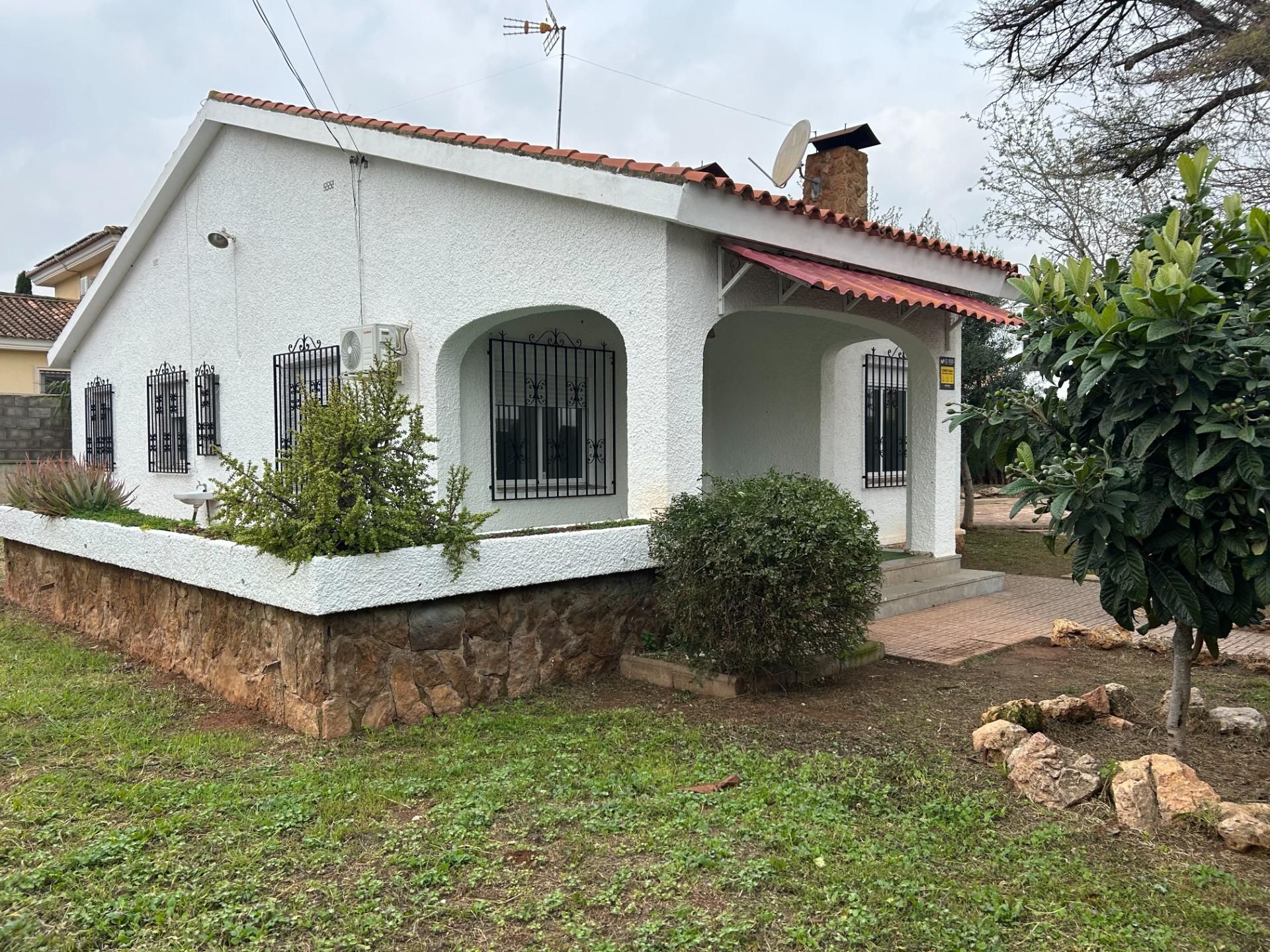 Vista exterior de Casa o chalet de alquiler en La Pobla de Vallbona con Terraza