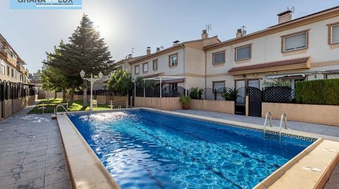 Casa en Ogijares con piscina comunitaria.