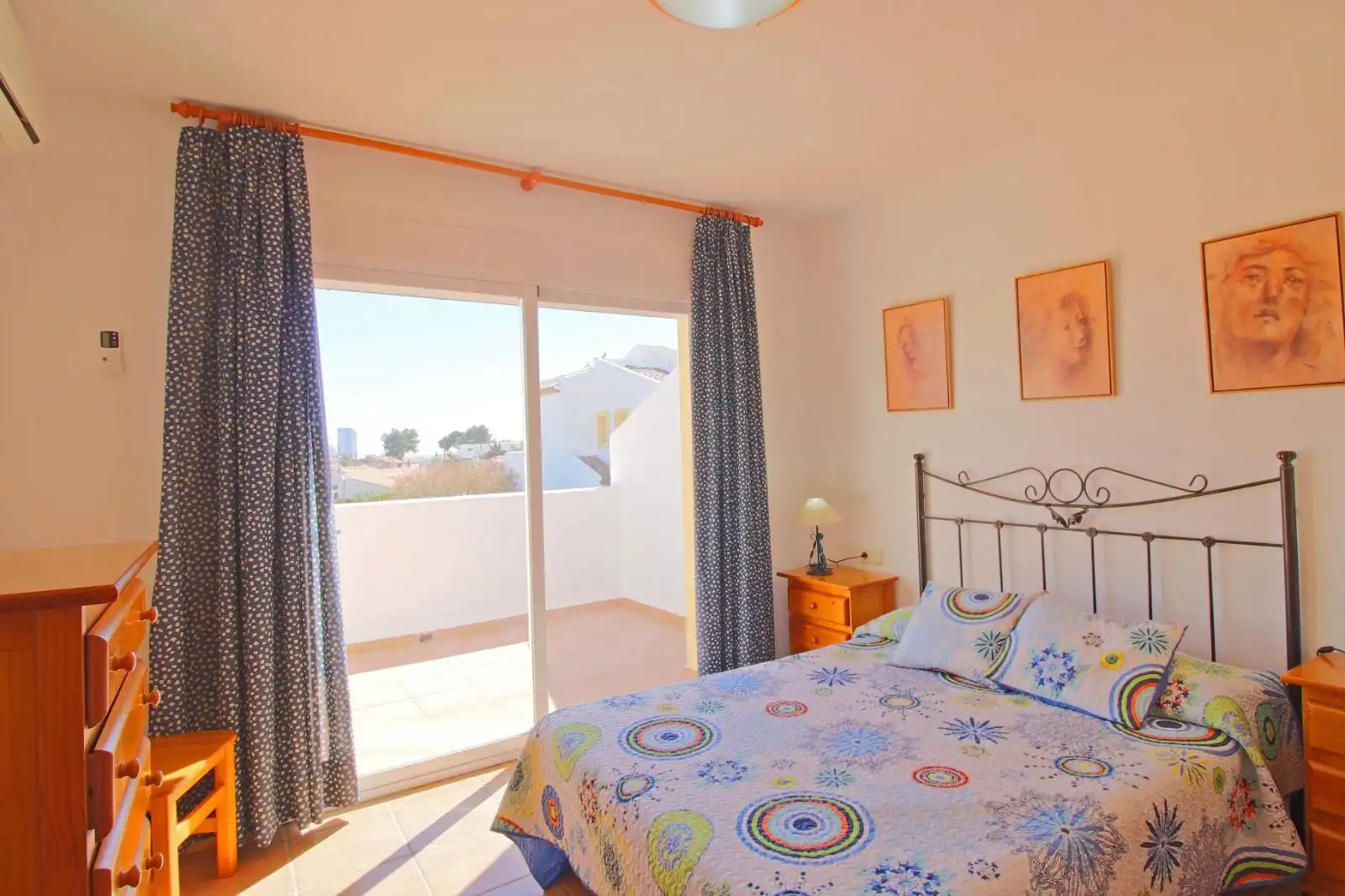 Dormitori de Casa adosada en venda en Calpe / Calp amb Aire condicionat, Calefacció i Jardí privat