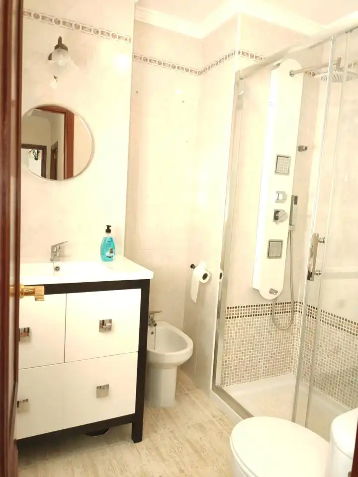 Badezimmer von Wohnung zur Miete in Sanlúcar de Barrameda mit Klimaanlage, Parkett und Terrasse
