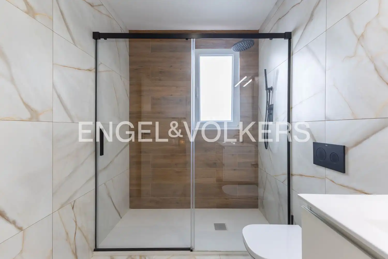 Bathroom of Flat for sale in Valencia  with Air Conditioner, Heating and Balcony