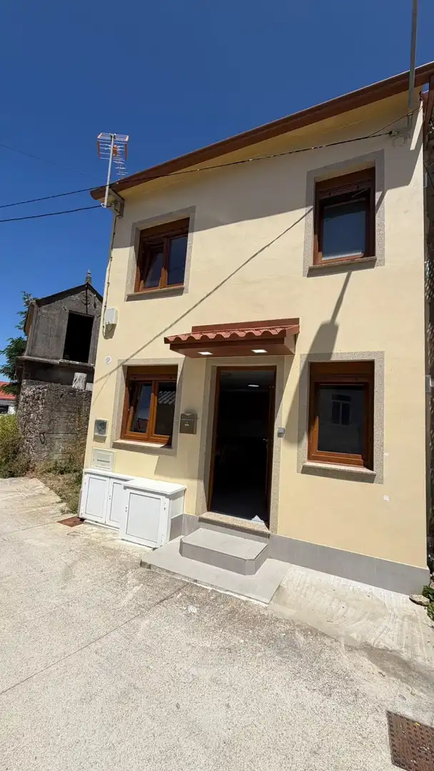 Vista exterior de Casa o xalet en venda en Carballo amb Calefacció i Moblat
