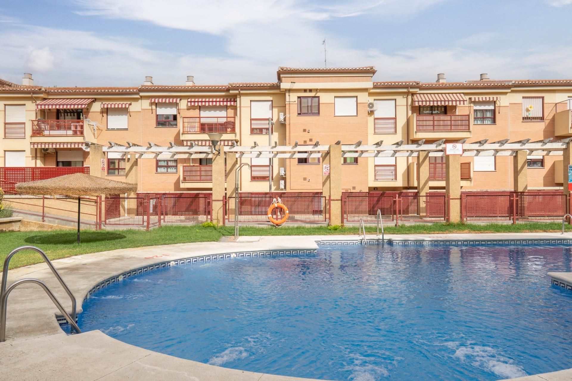 Vista exterior de Piso en venta en Alhendín con Calefacción, Terraza y Piscina comunitaria