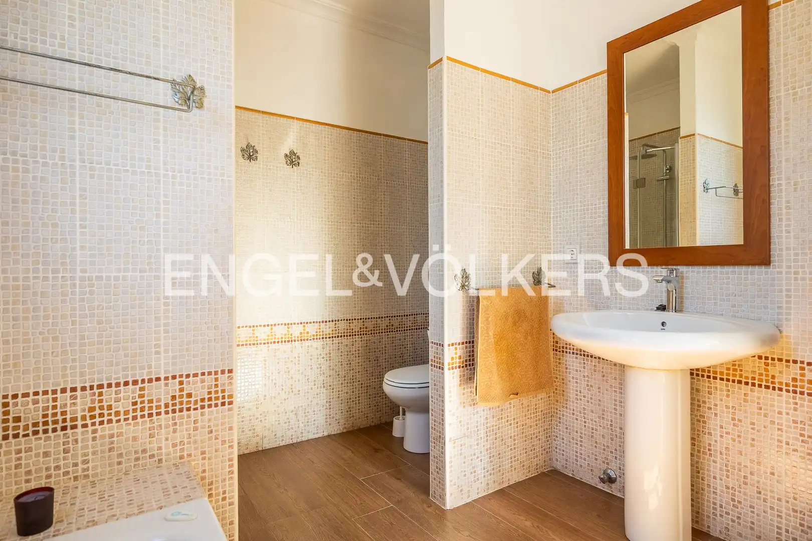 Bathroom of Houses for sale in Valencina de la Concepción  with Air Conditioner, Heating and Private garden
