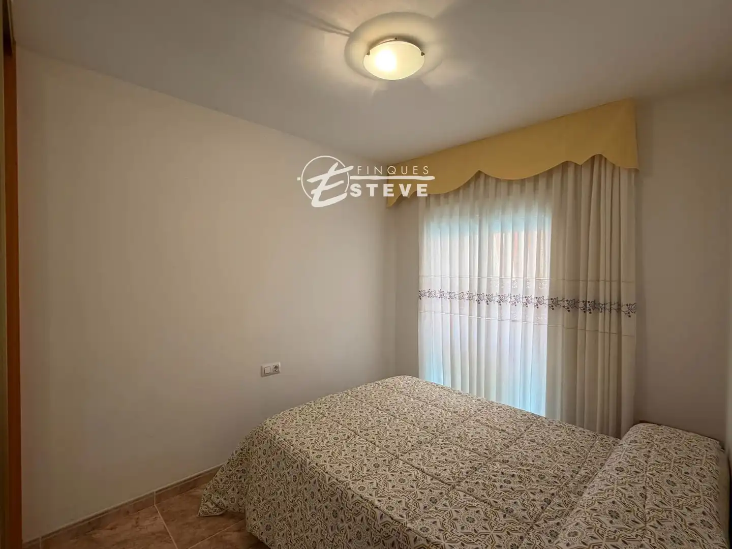 Schlafzimmer von Dachboden zum Verkauf in Calafell mit Klimaanlage, Heizung und Terrasse
