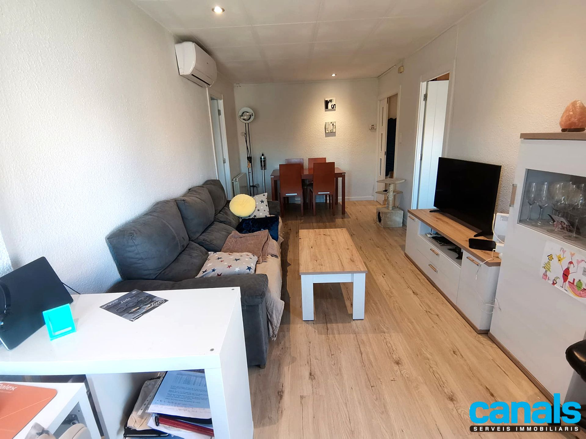 Living room of Flat for sale in Cerdanyola del Vallès  with Air Conditioner, Heating and Oven