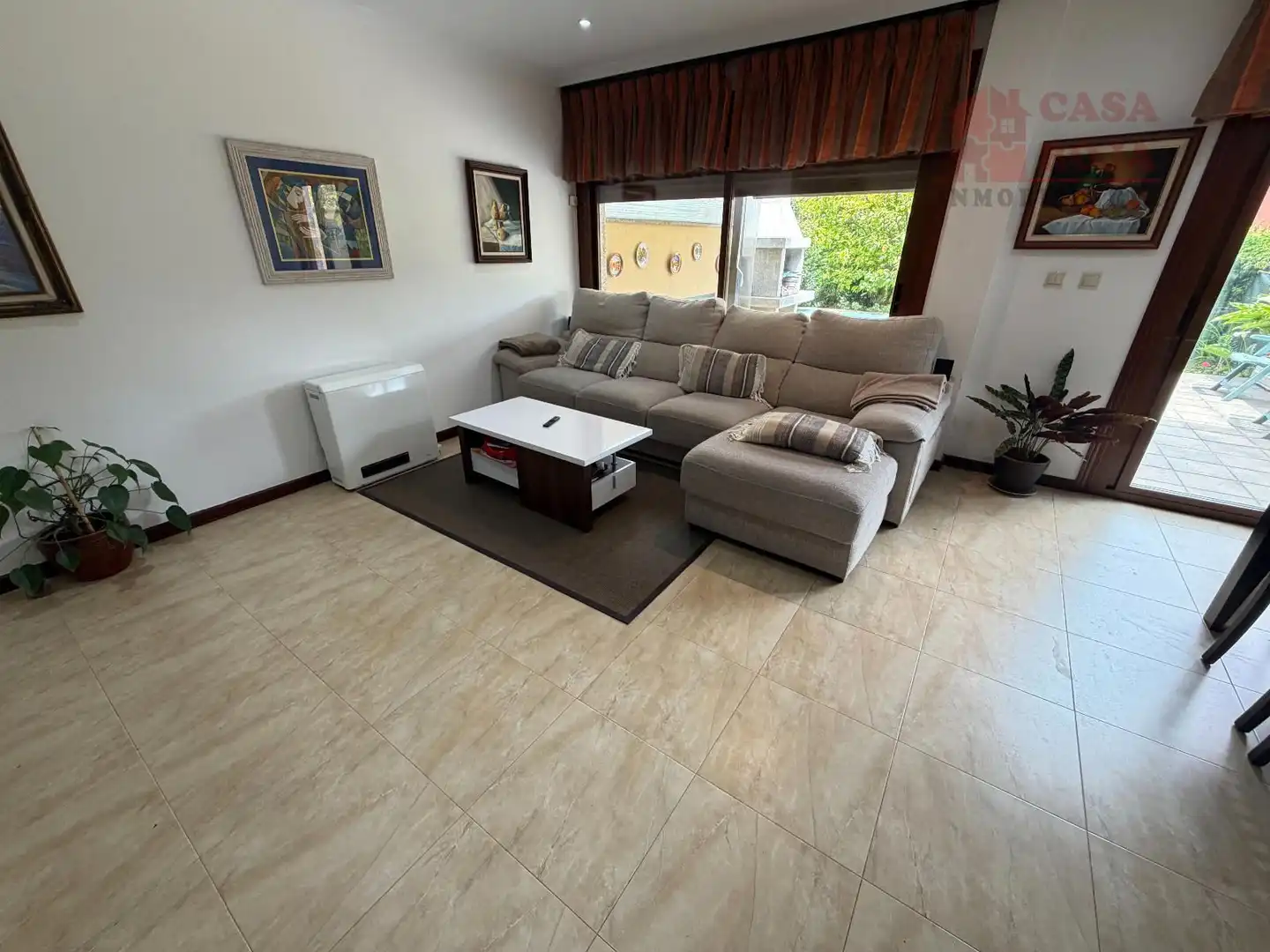 Sala d'estar de Casa adosada en venda en Cangas  amb Calefacció, Parquet i Traster
