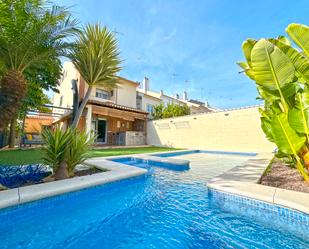 Piscina de Casa adosada en venda en Mairena del Aljarafe amb Jardí privat, Traster i Piscina