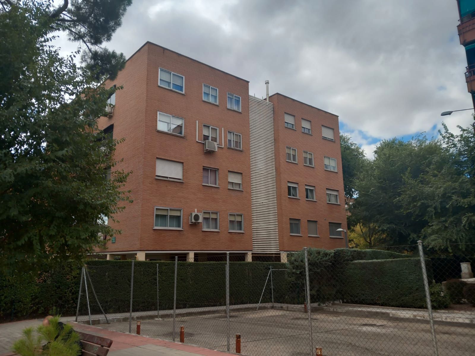 Vista exterior de Pis en venda en Coslada amb Calefacció, Terrassa i Traster