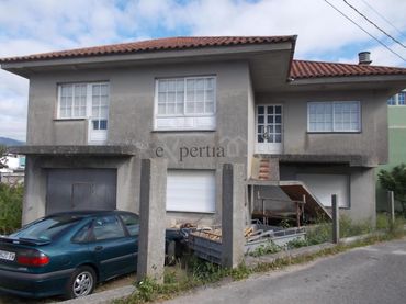Casa amb jardí en venda a Boiro