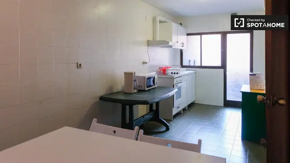 Cuina de Apartament per a compartir en Granada amb Aire condicionat, Terrassa i Moblat