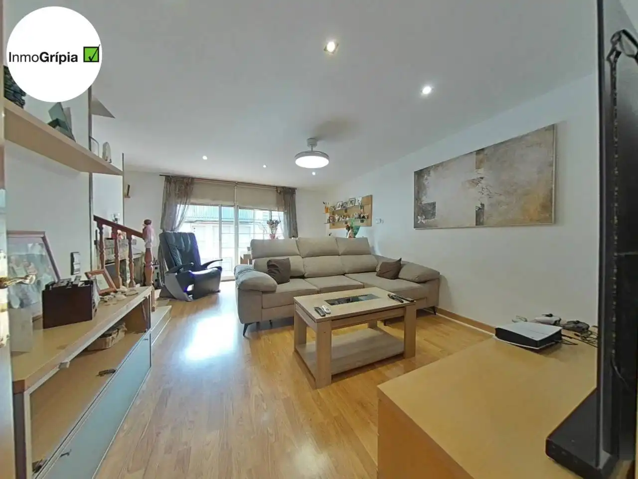 Living room of Houses for sale in Terrassa  with Air Conditioner, Heating and Parquet flooring