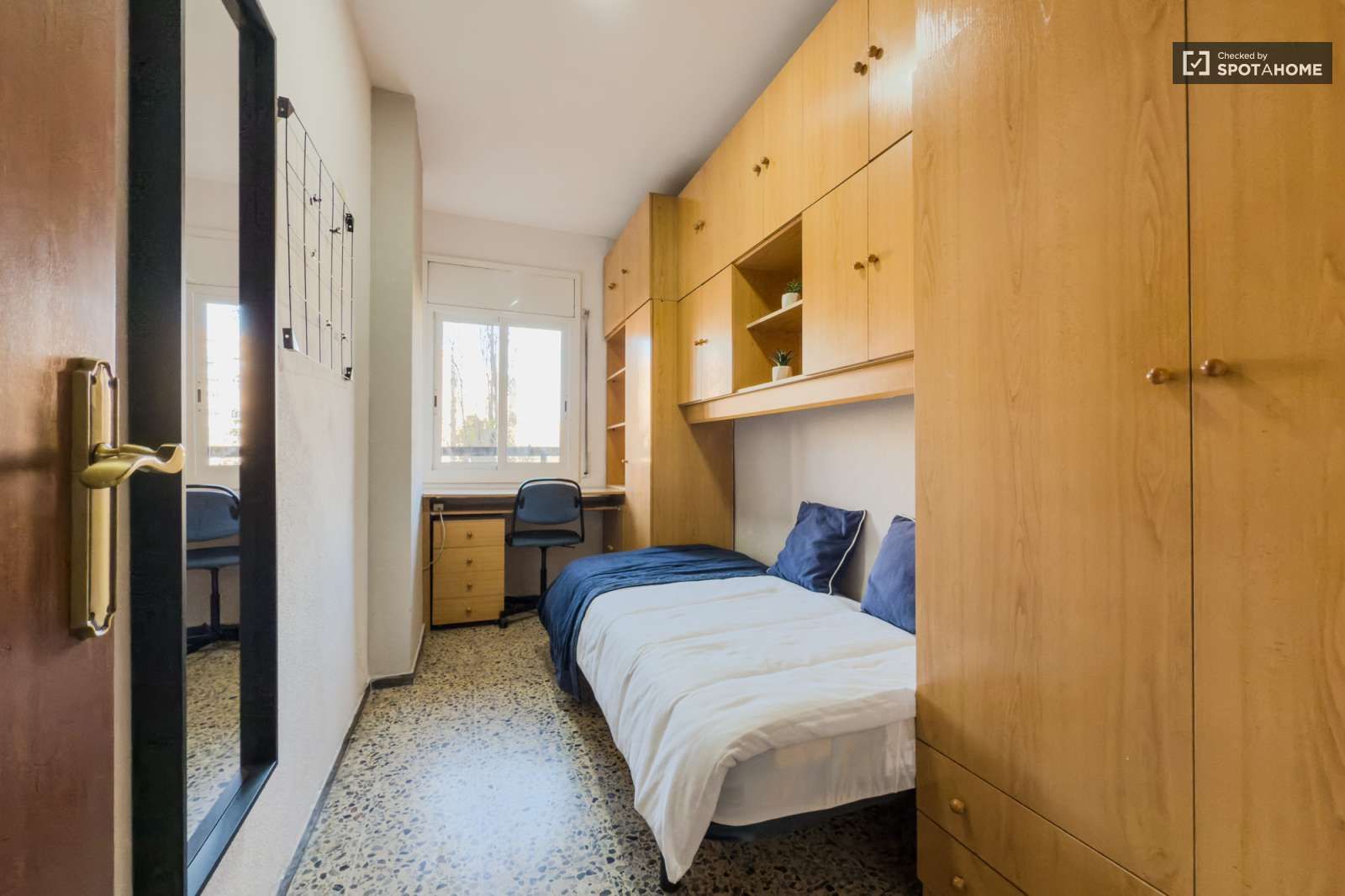 Bedroom of Flat to share in  Barcelona Capital  with Air Conditioner and Terrace