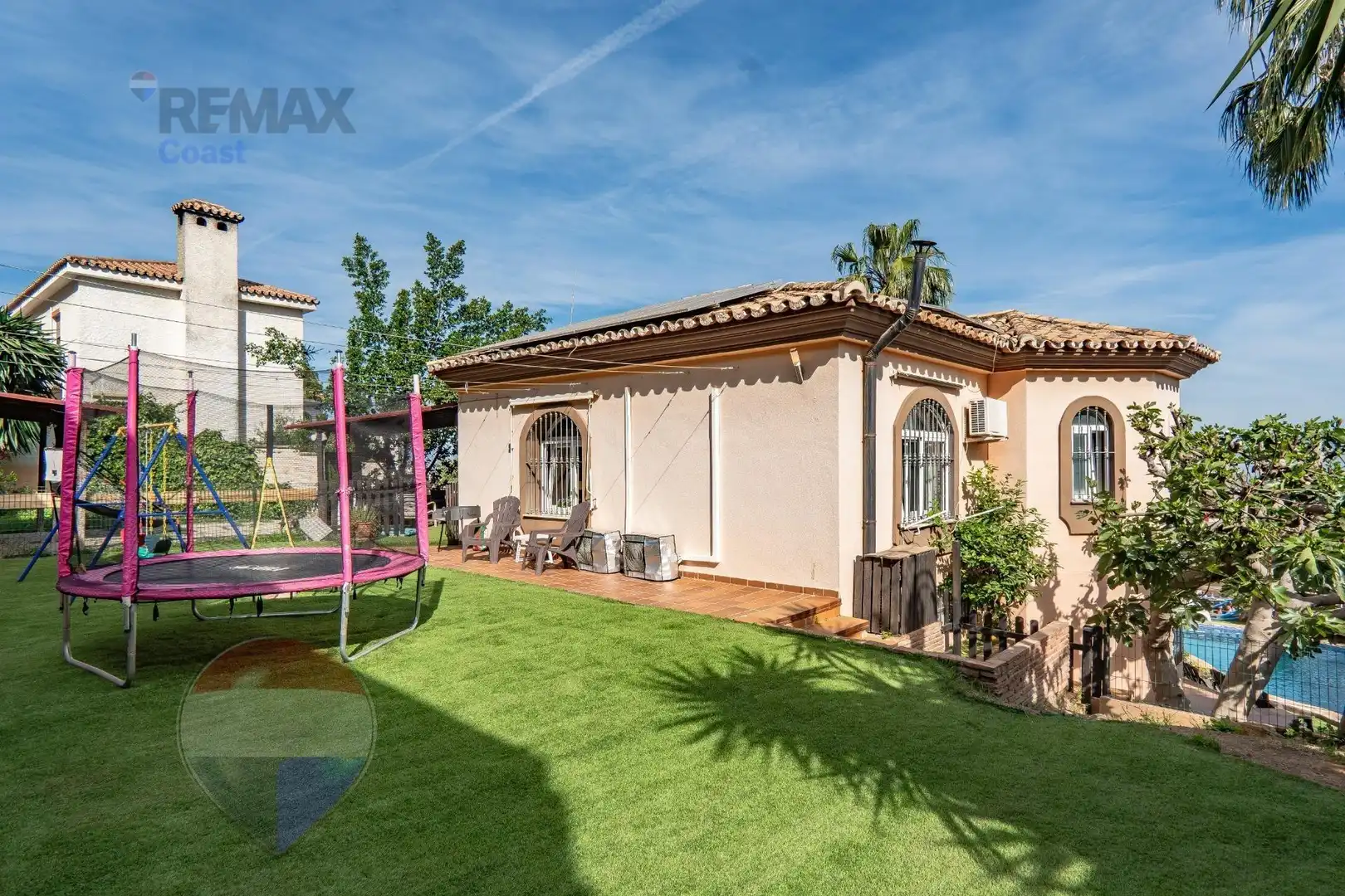 Vista exterior de Casa o xalet en venda en Alhaurín de la Torre amb Aire condicionat, Calefacció i Jardí privat