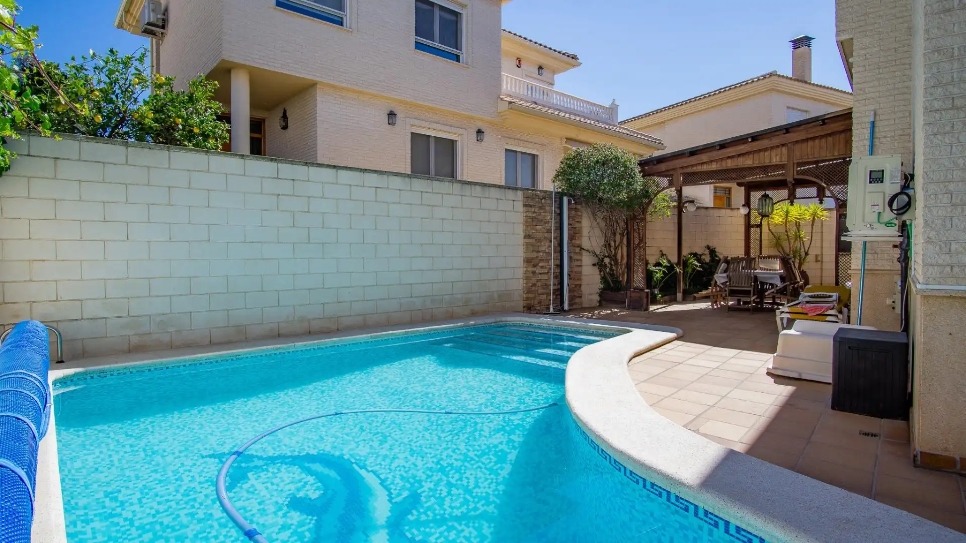 Detached house with terrace for sale in Petrer
