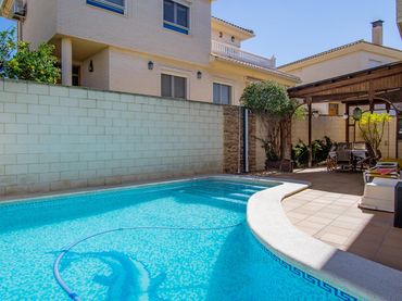 Villa avec balcon à vendre à Petrer