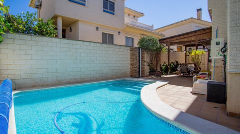 Chalet en zona Barrio San José de Petrer  con piscina privada climatatizada.