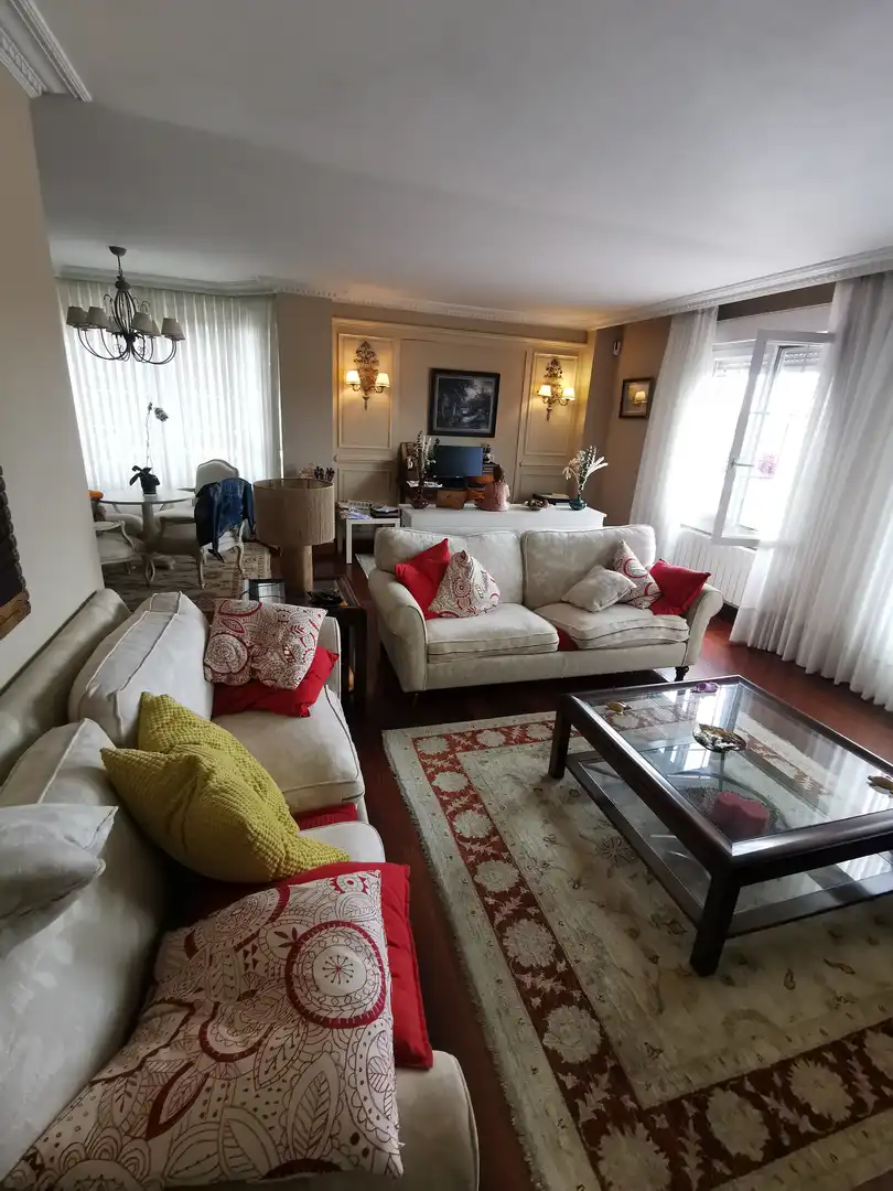 Sala d'estar de Casa o xalet en venda en Castro-Urdiales amb Calefacció, Jardí privat i Terrassa