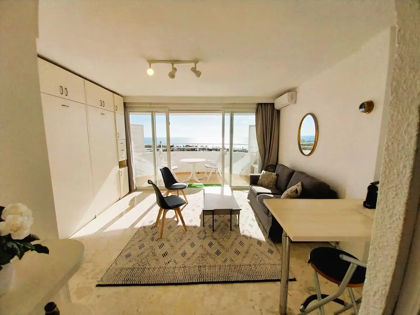 Wohnzimmer von Wohnung zum Verkauf in Marbella mit Klimaanlage, Privatgarten und Terrasse