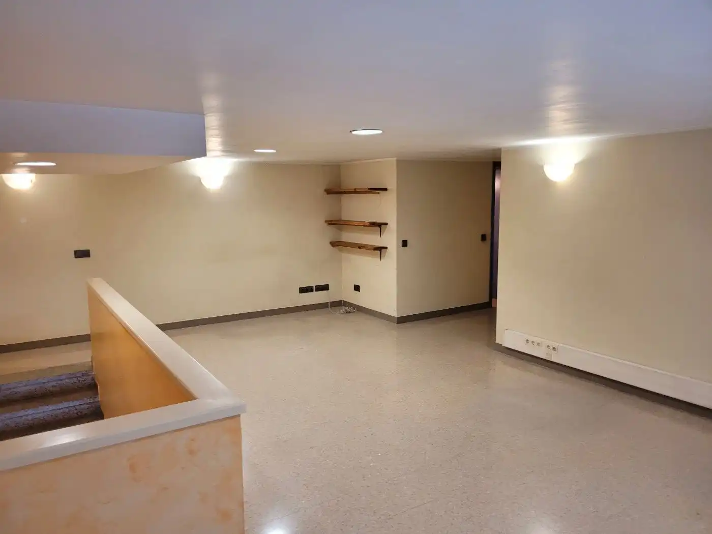Local en venta en Cornellà de Llobregat con Aire acondicionado, Calefacción y Amueblado