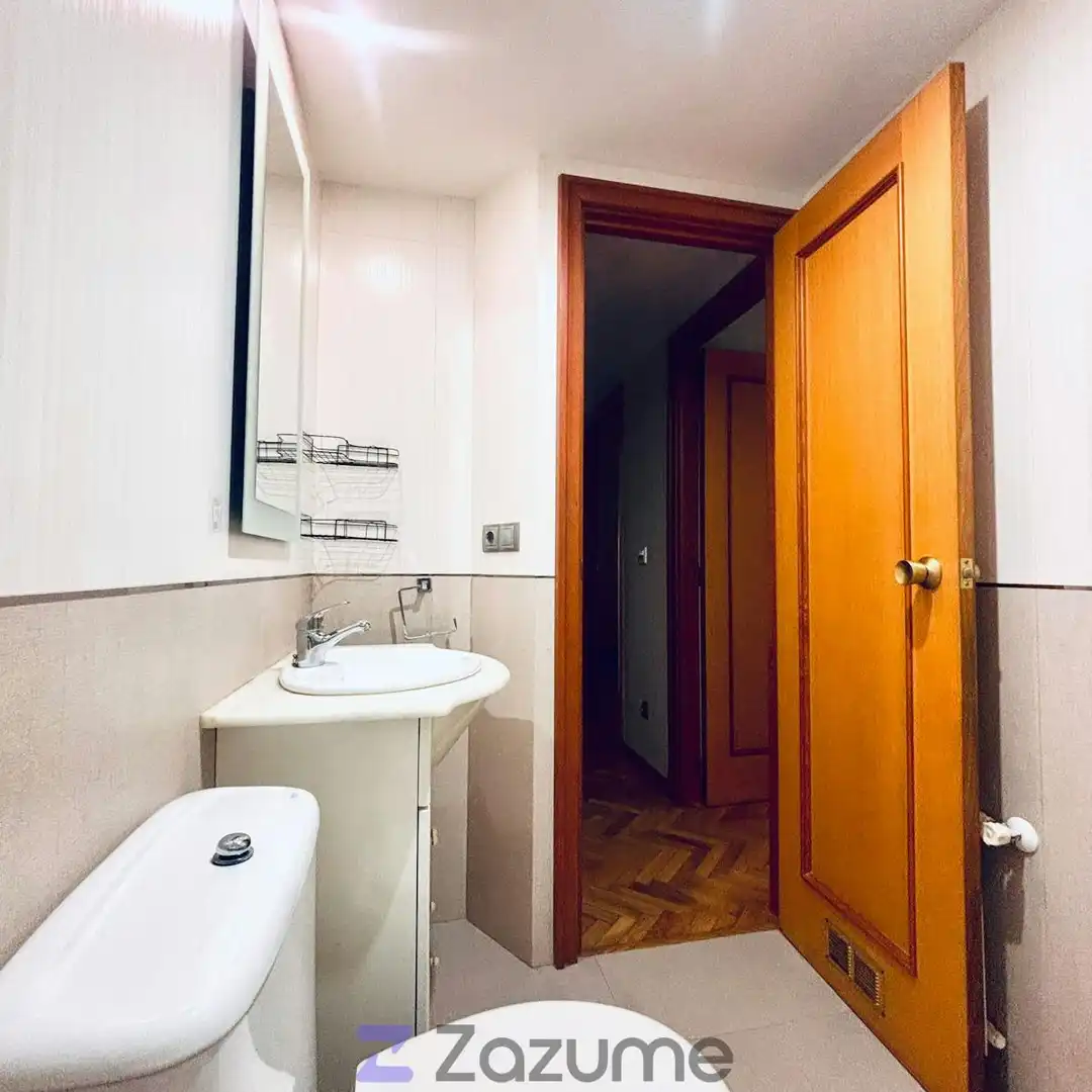 Baño de Apartamento de alquiler en Zaragoza con Aire acondicionado, Calefacción y Parquet