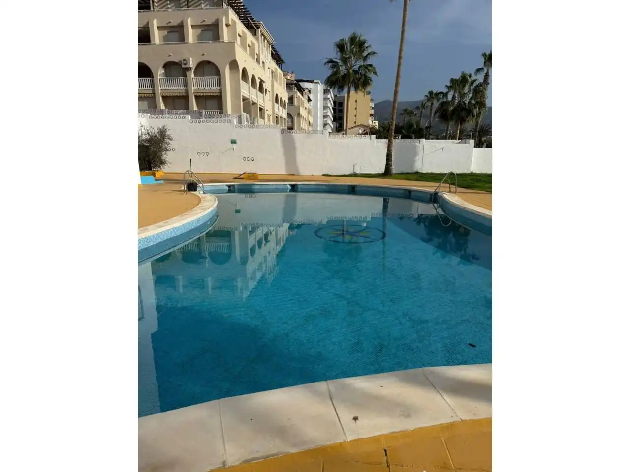 Piscina de Apartament en venda en Almuñécar amb Alarma