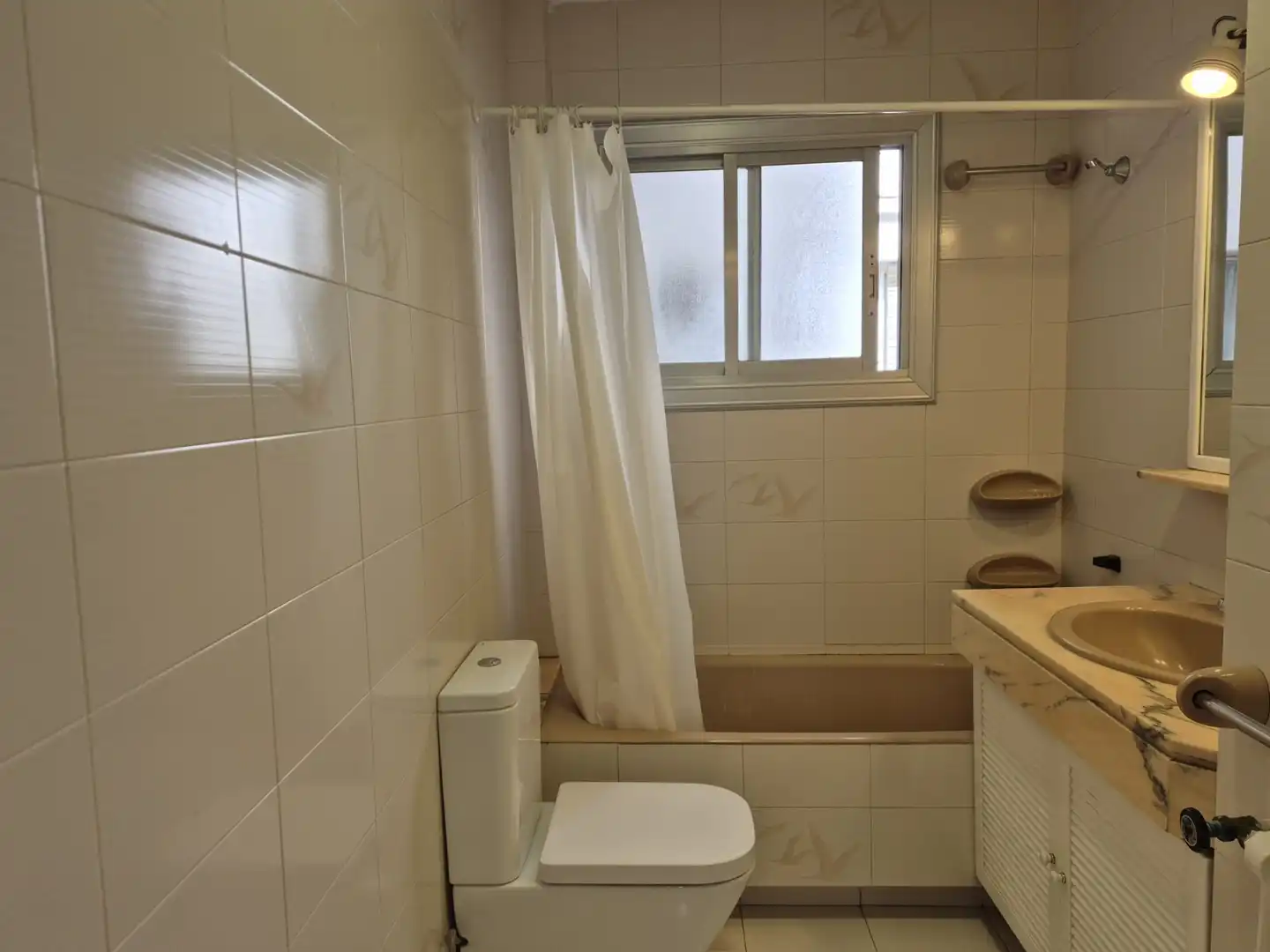 Badezimmer von Wohnung zum Verkauf in Barcelona mit Klimaanlage, Heizung und Parkett