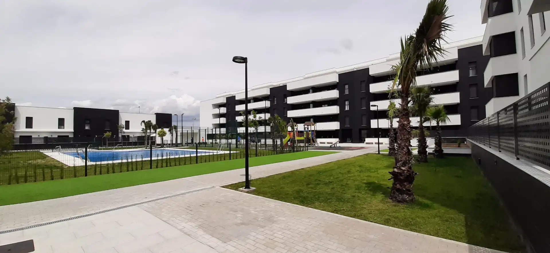 Außenansicht von Wohnung zur Miete in La Rinconada mit Klimaanlage, Heizung und Terrasse
