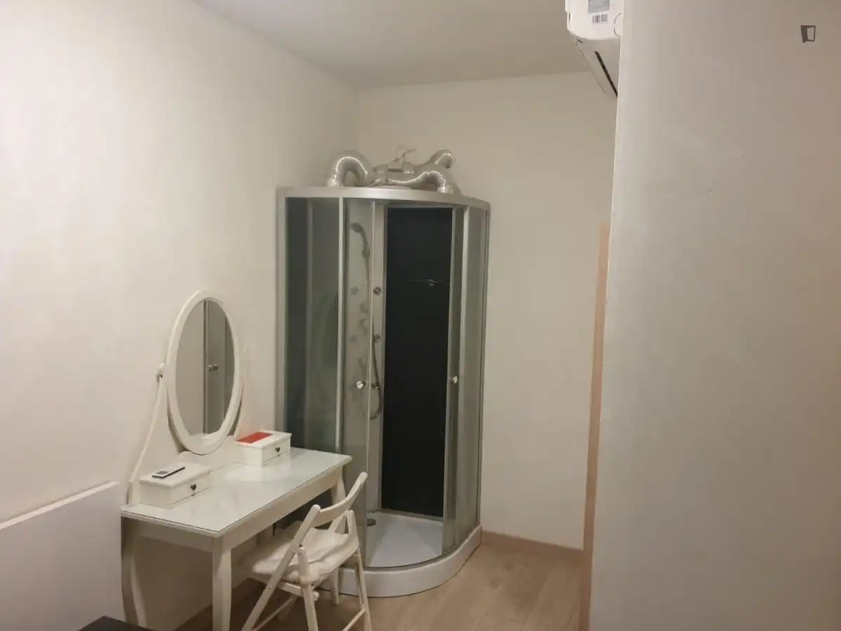 Bany de Apartament per a compartir en Barcelona amb Aire condicionat, Calefacció i Moblat