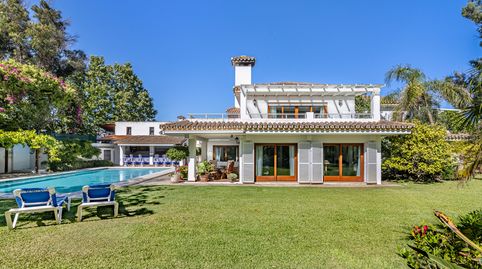 Villa orientada al sur en Cancelada con 5 dormitorios, 698 m construidos, parcela de 1.983 m, piscina, jardines y garaje privados,, image 2