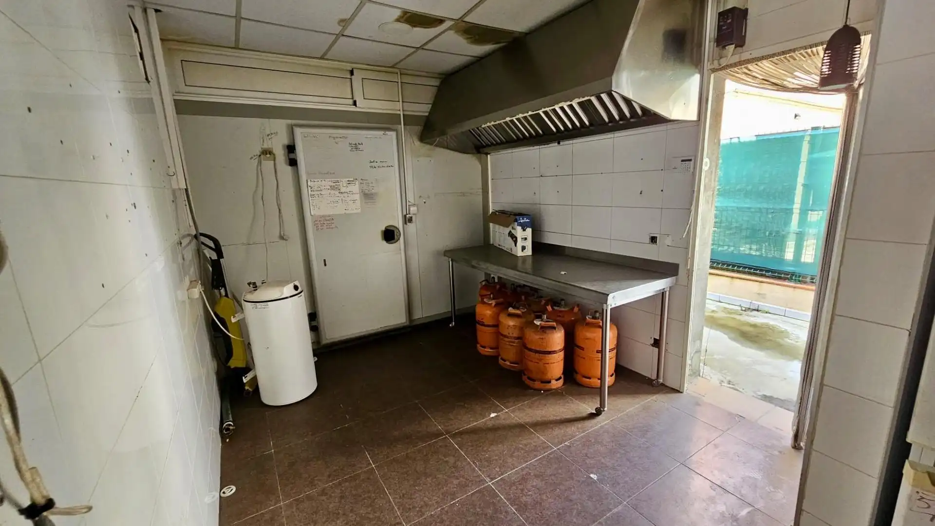 Cuina de Local de lloguer en Calella amb Aire condicionat i Moblat