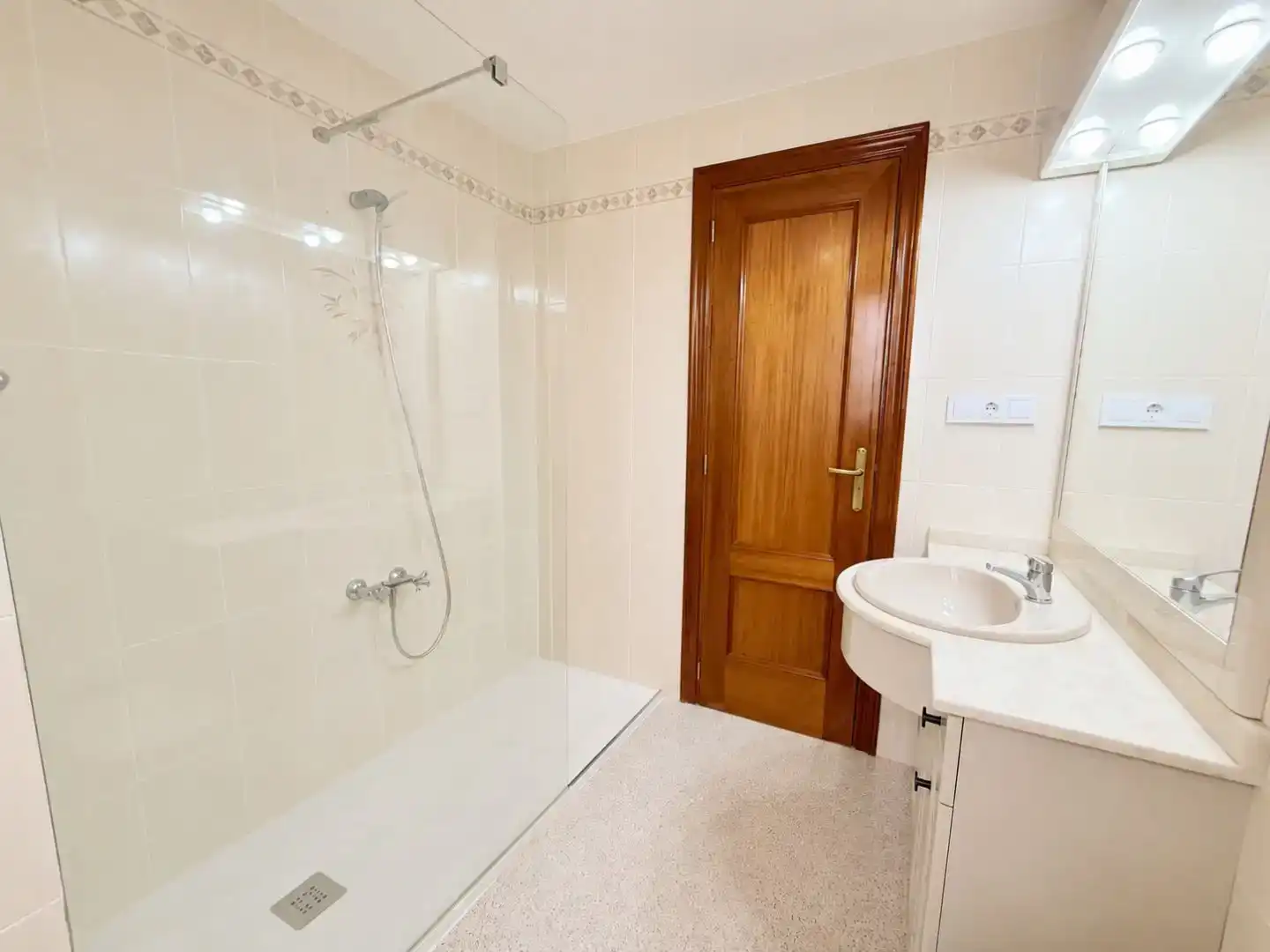Badezimmer von Wohnung zum Verkauf in L'Eliana mit Balkon