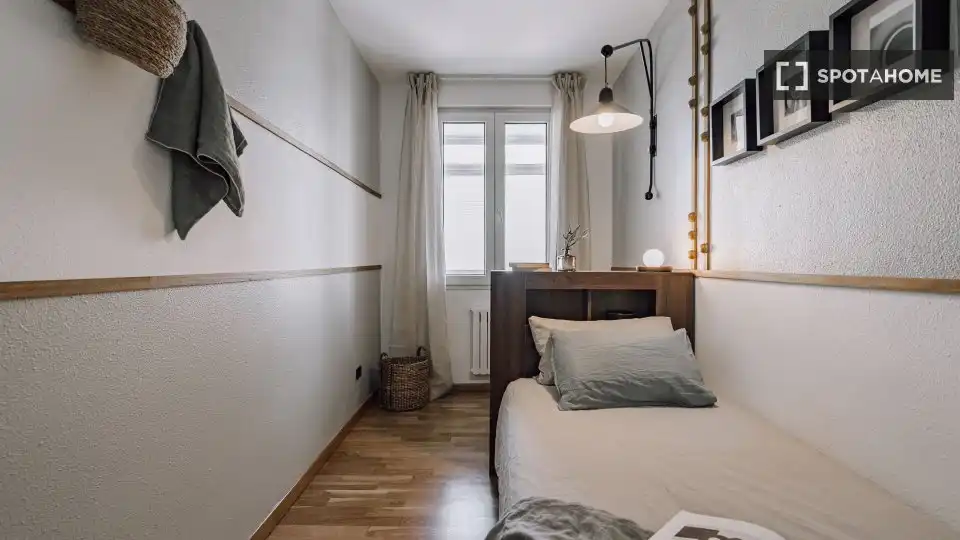 Bedroom of Flat for rent in Madrid  with Air Conditioner, Heating and Furnished