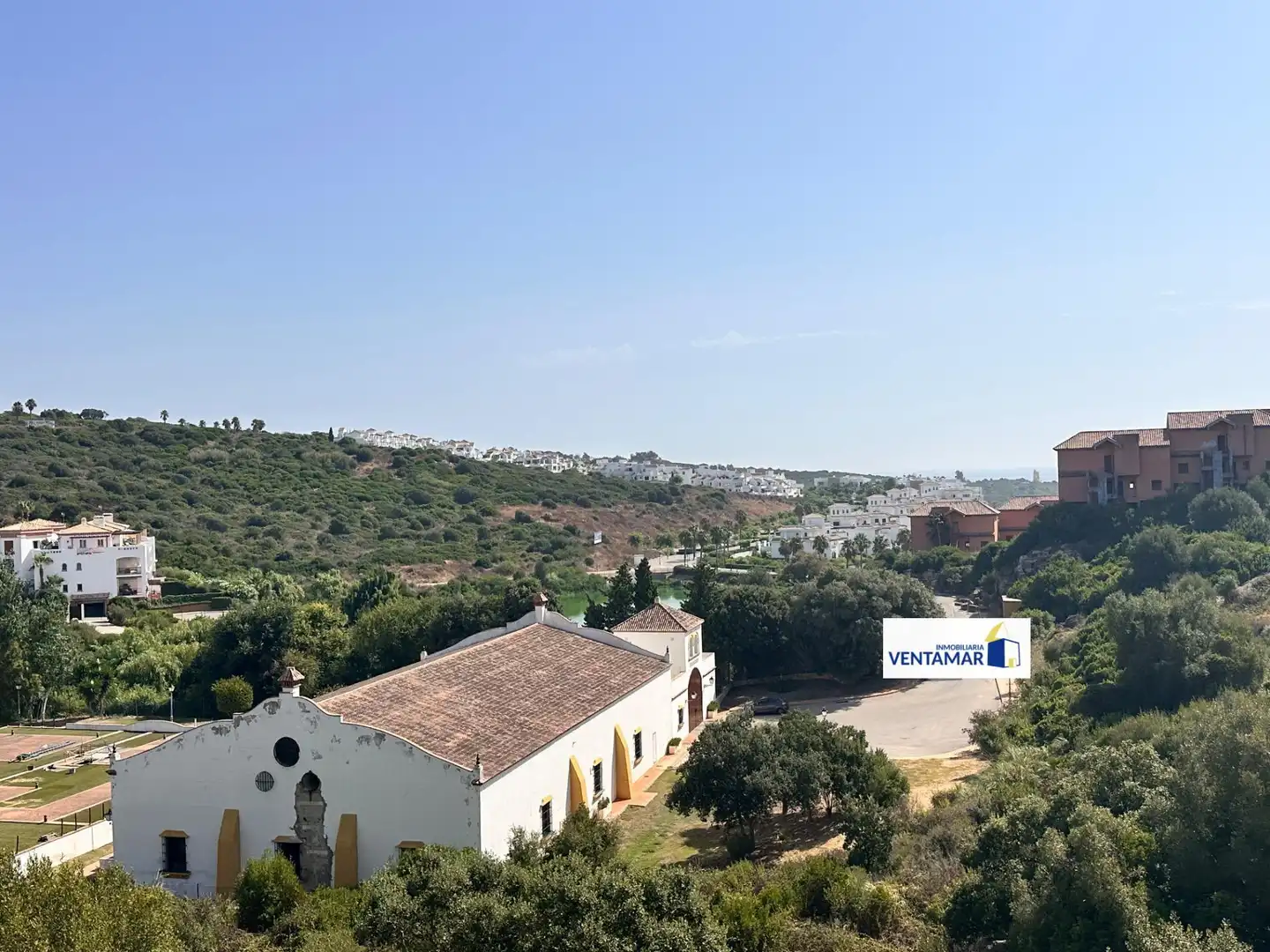 Außenansicht von Erdgeschoss zum Verkauf in La Alcaidesa mit Klimaanlage, Heizung und Privatgarten